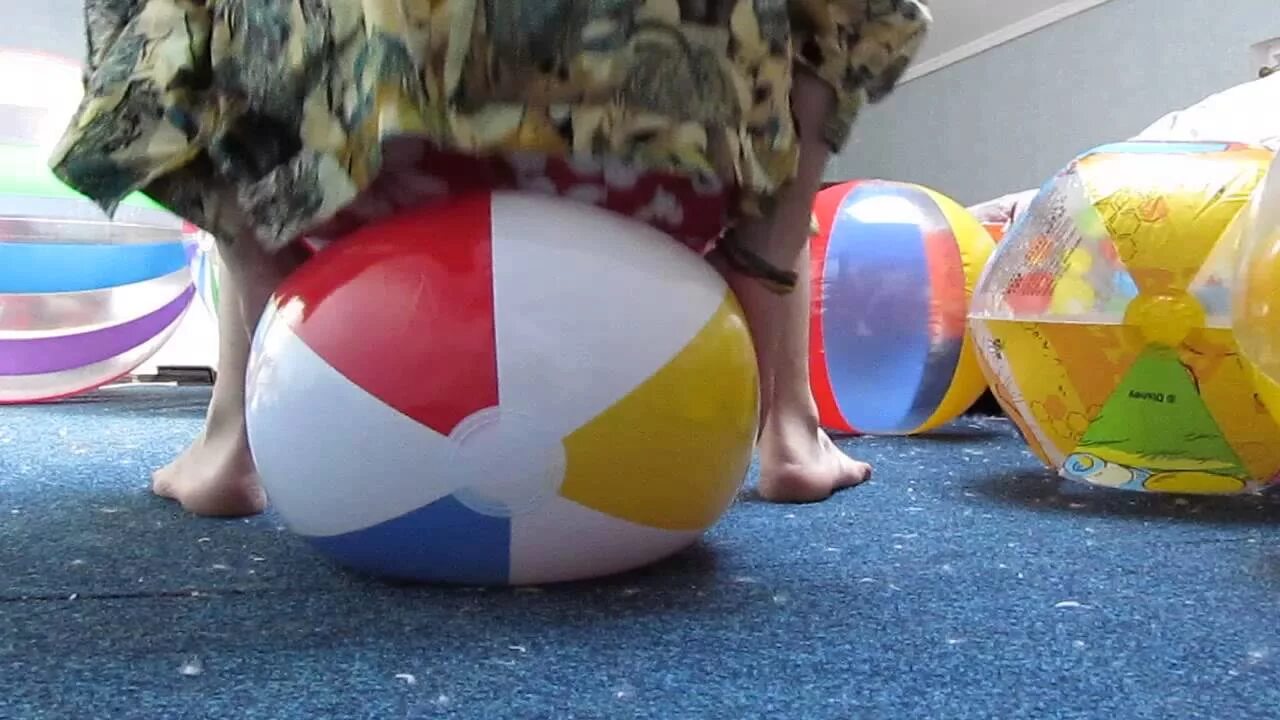 Nicole Beachball. Beachball sit. Девушка на надувном мяче. Большой пляжный мяч.