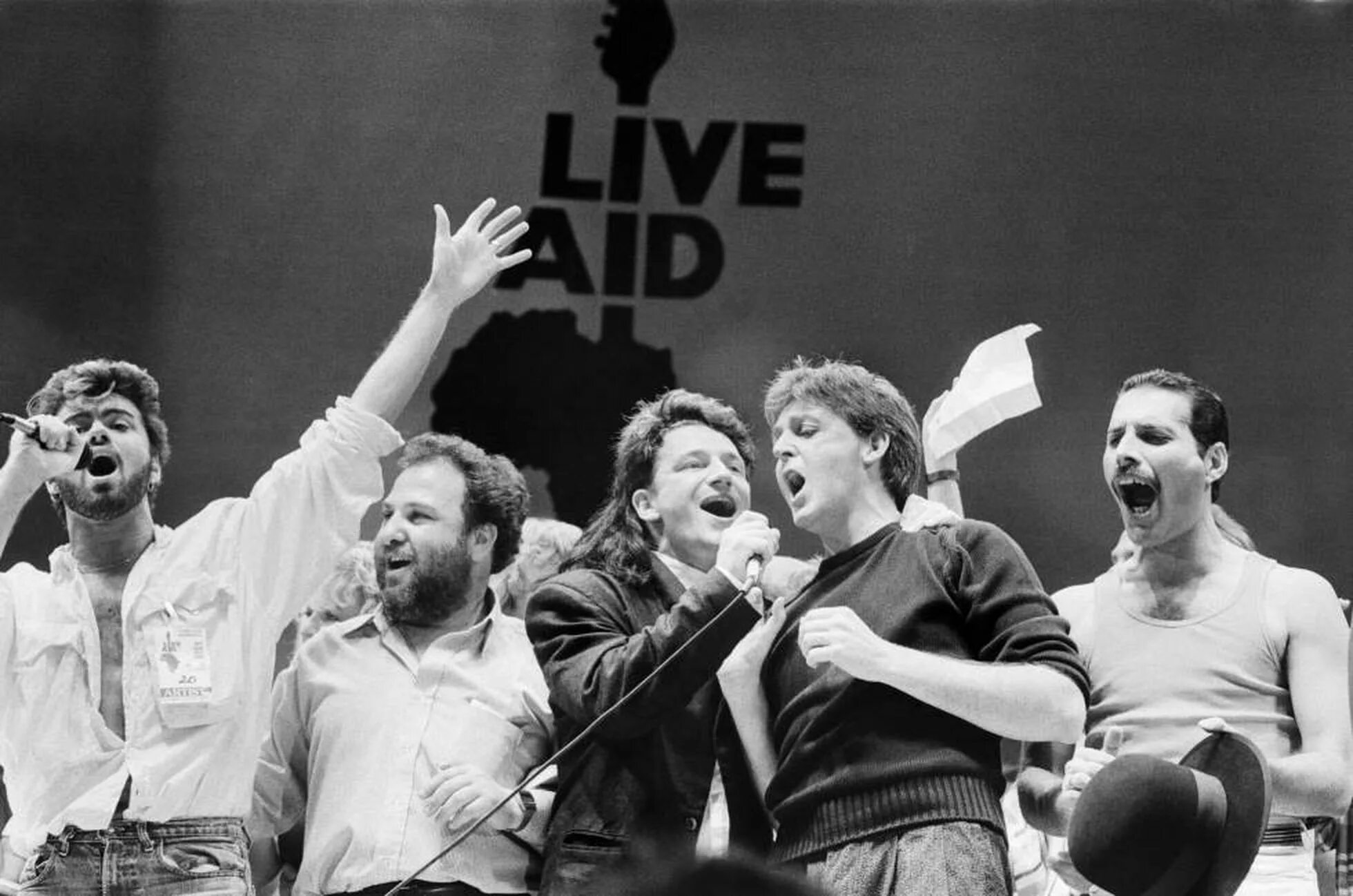 Концерт на английском языке. Квин Live Aid 1985. Концерт Live Aid 1985 Queen. Live Aid 1985 пол Маккартни. Фредди Меркьюри Live Aid 1985.