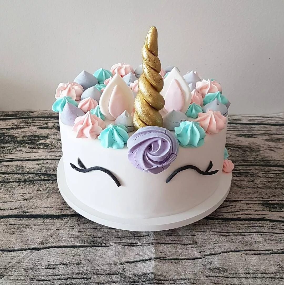 Торт с единорогом для девочки 7 лет. Простой декор торта для девочки с единорогом. Как сделать торт единорог. Торт единорог юникорн. Торт крем чиз для девочки единорожка.