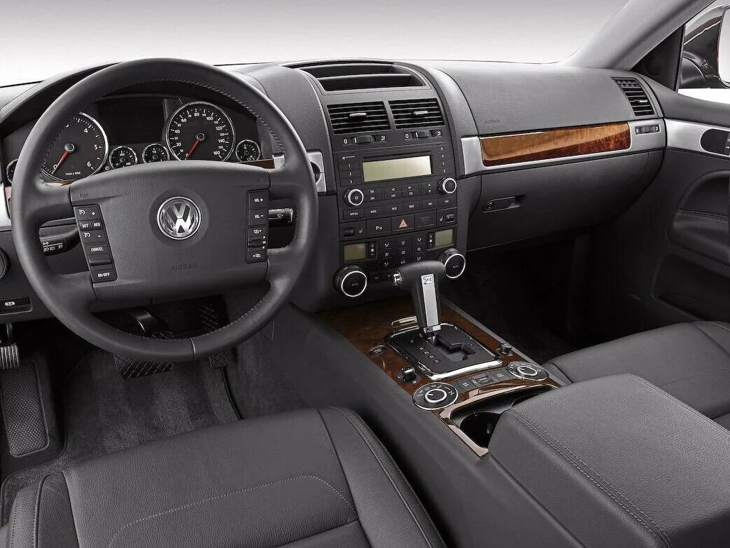 Торпеда туарег. Volkswagen Touareg 2008 Interior. Торпедо Фольксваген Туарег 2008. Фольксваген Туарег 2008 панель. VW Touareg 2008 Interior.