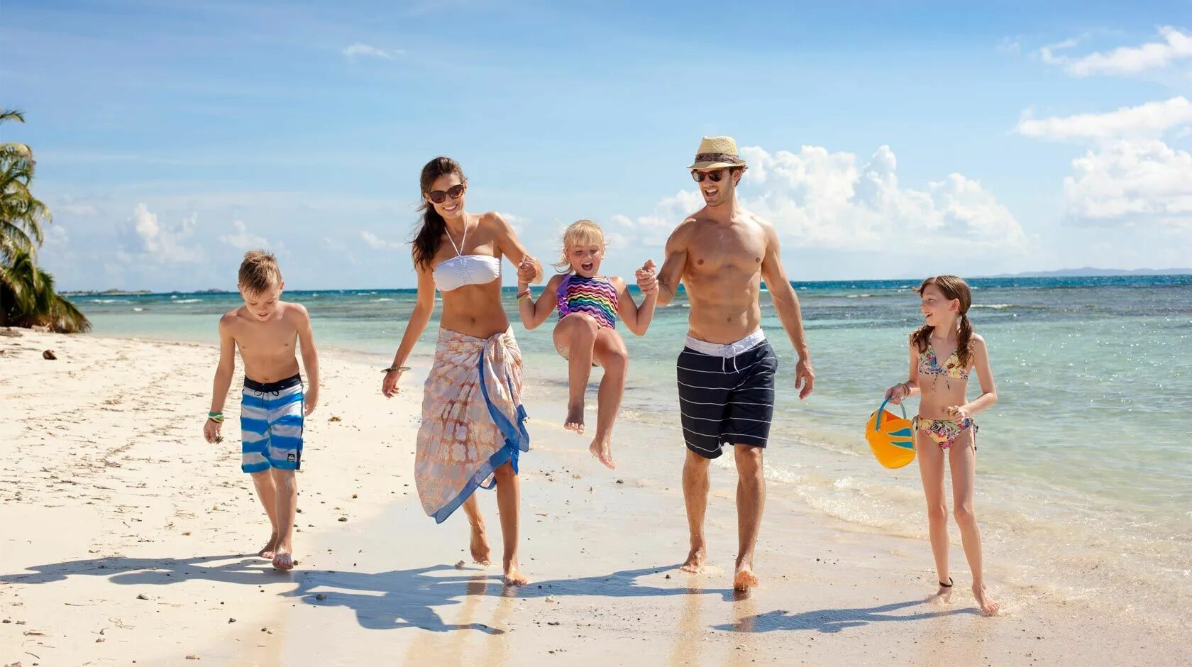happy family father, mother and children backs on beach at sea. Фотографія Stock
