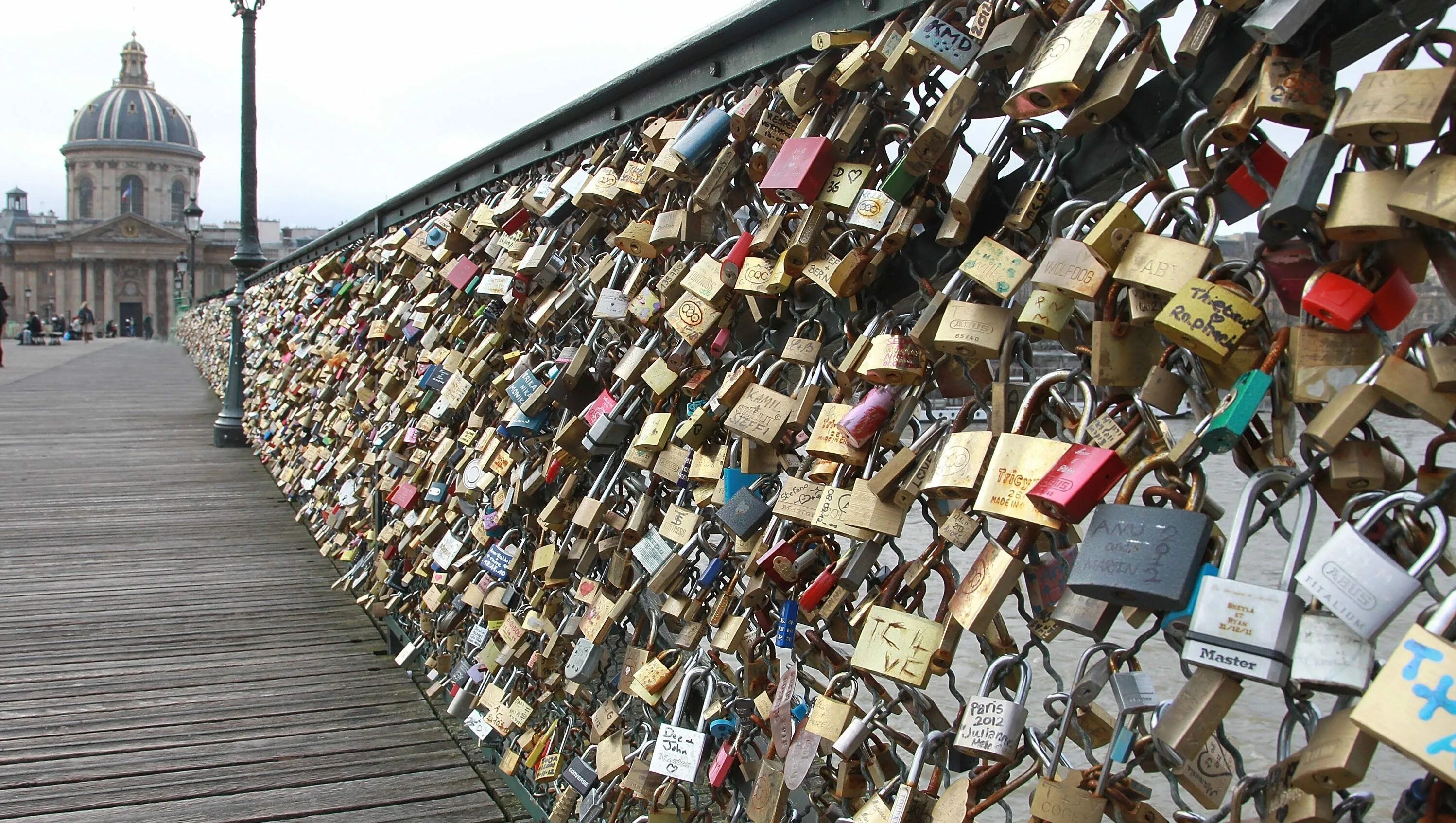 Мост искусств в Париже Pont des Arts. Свадебные замки на мосту. Замок с мостом. Мост с замками в Париже.