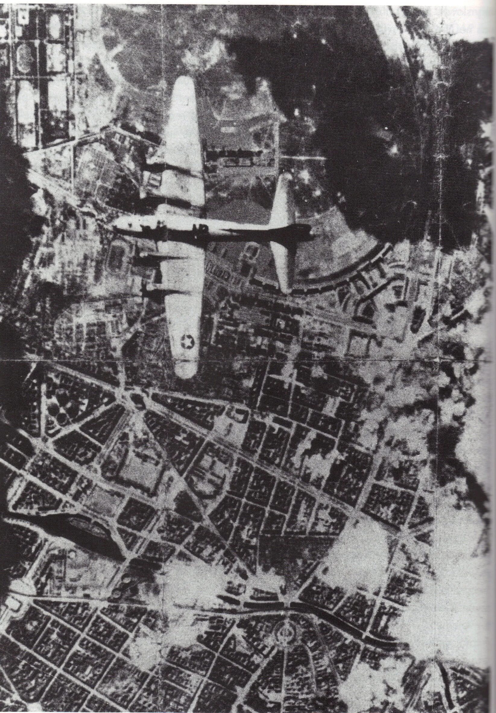 Бомбардировка берлина 1945. Дб-3 бомбардировщик. Самолеты бомбившие берлин в 1941. Ил 2 - летят бомбить берлин в 1941. Бомбёжка берлина в 1941.