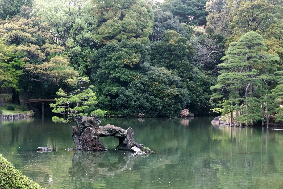 Парк Рикугиен, Токио, Япония. Сад Рикугиэн Токио. Традиционный парк Рикугиэн. Парк Японии Бандай-Асахи.