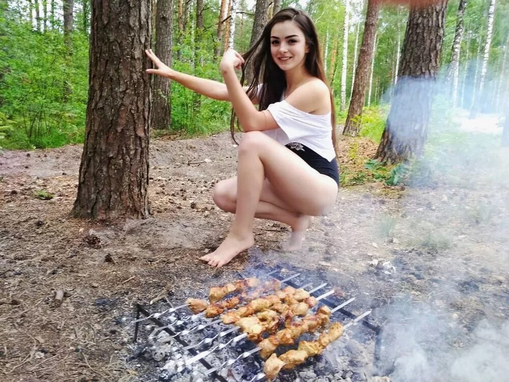 Шашлык девушки. Девушка с шашлыком. шашлыки на природе. женщины на шашлыках. девочки на шашлыках.