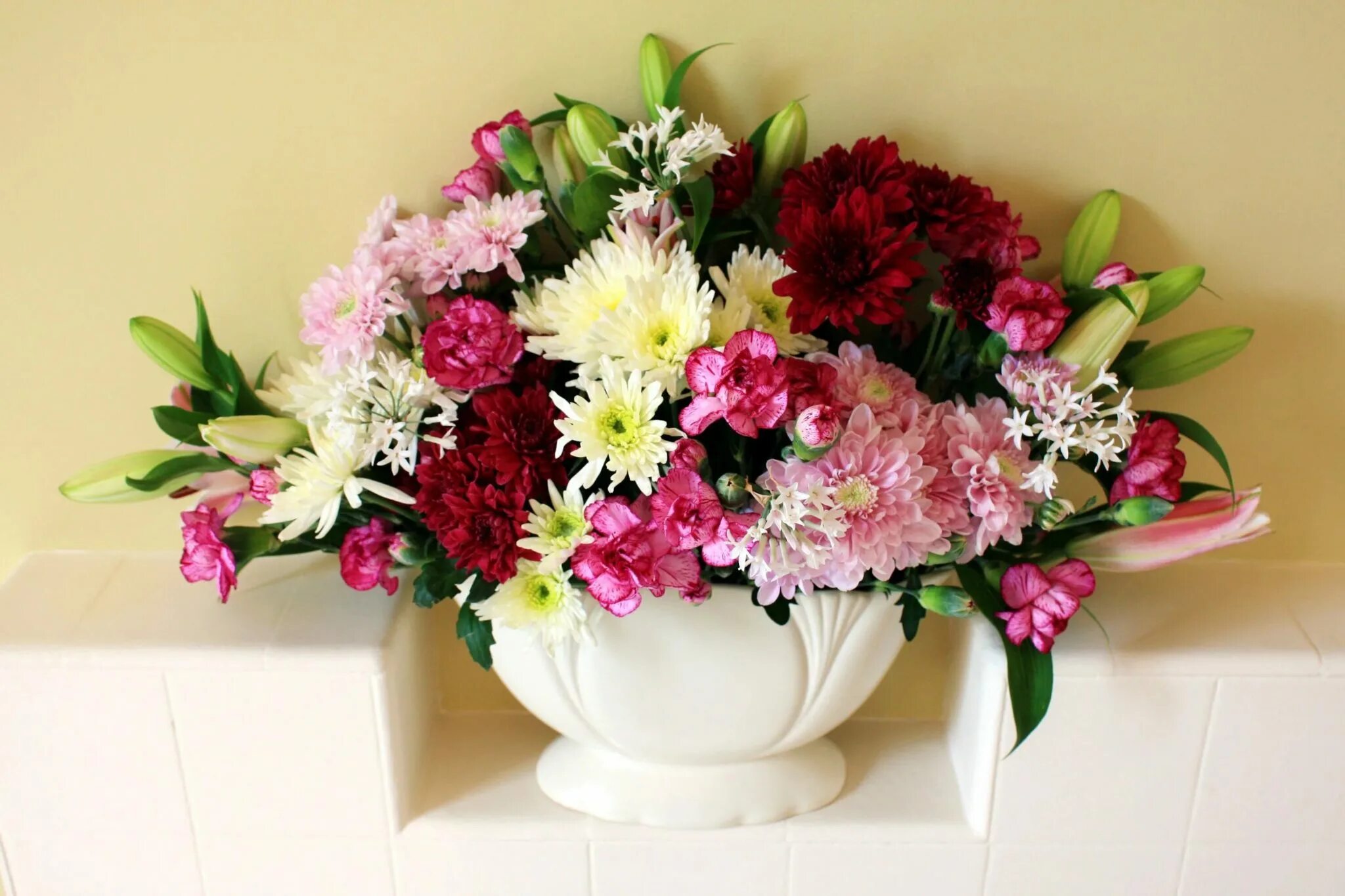Картинка букет. Букет хризантем. Красивый букетик. Шикарные цветы в вазе. Хризантемы в вазах.
