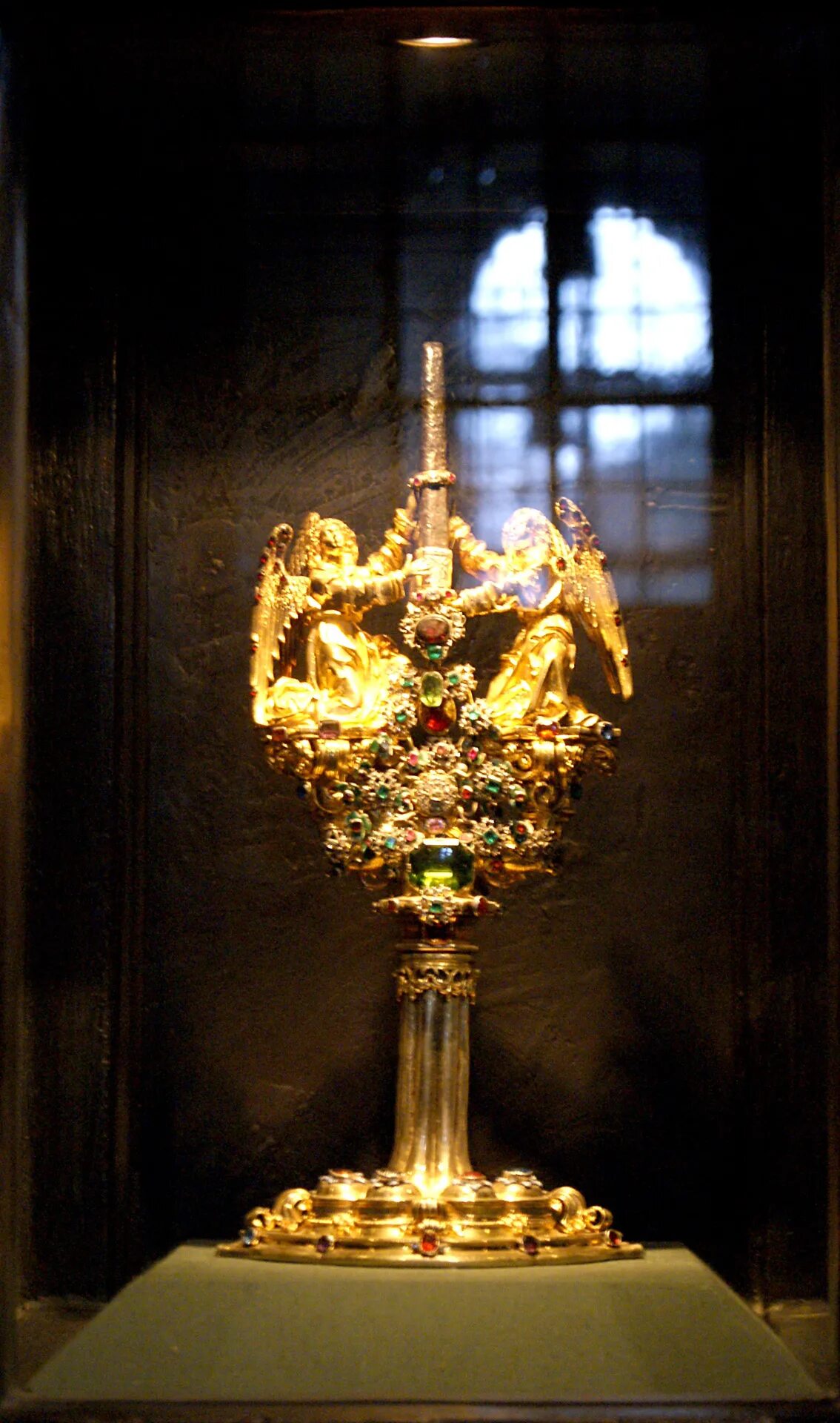 Мощи святой екатерины на синае. Божественная реликвия. Православные реликвии кипра. Крест с мощами. Божественная реликвия.