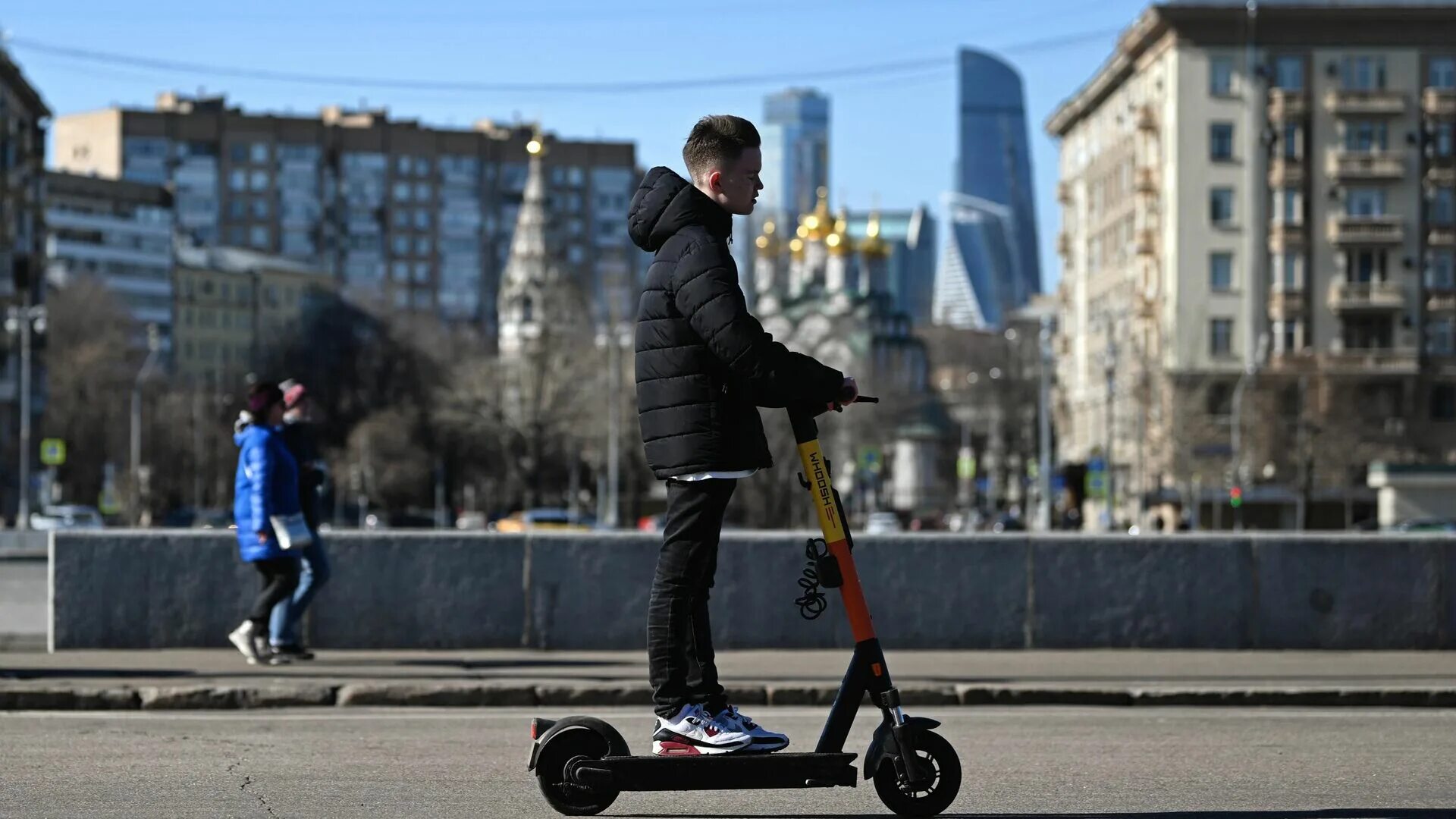 Можно ли ездить на электросамокате по дорогам. Электросамокаты. Электросамокат Россия. Электросамокат на дороге. Российский самокат.