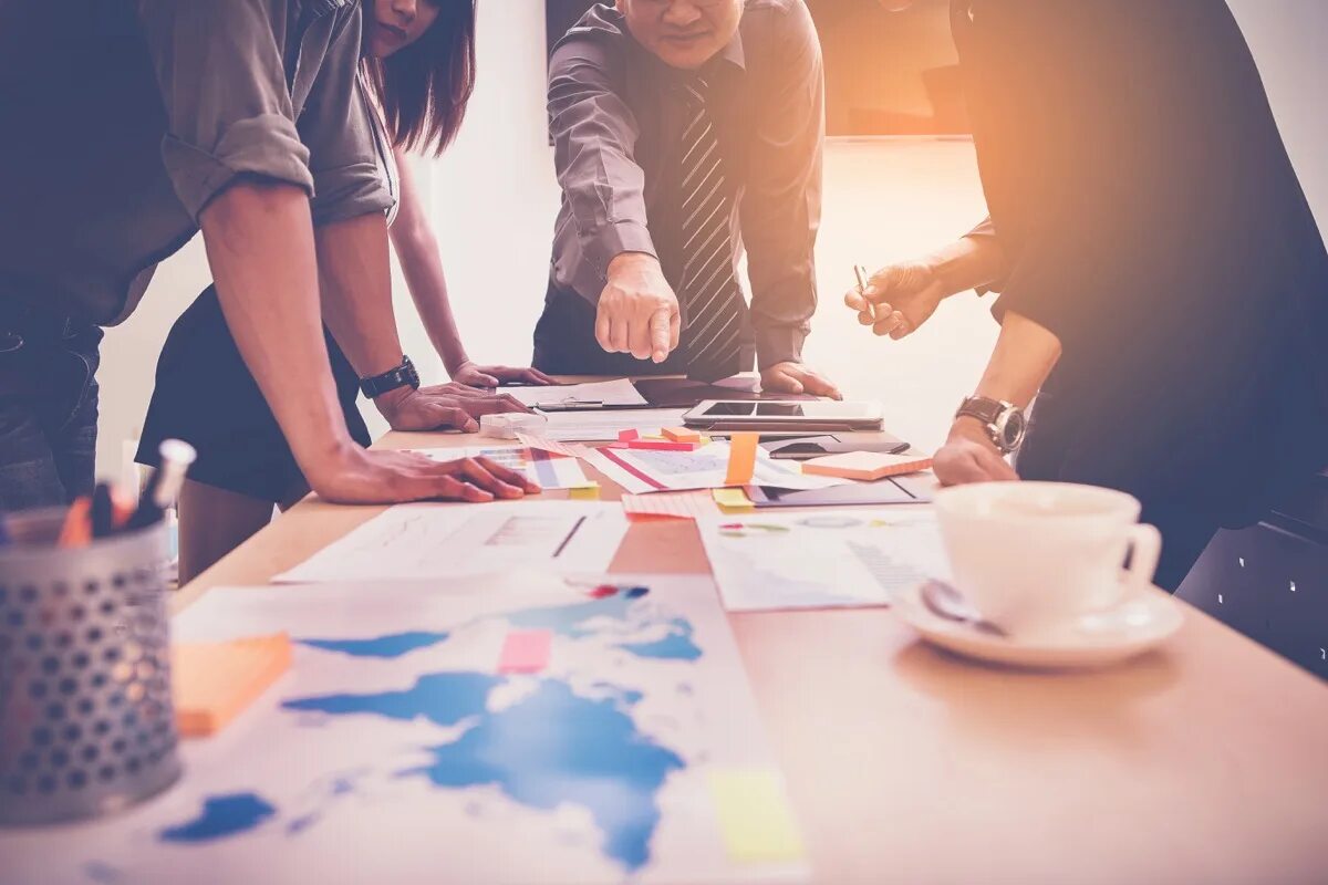 Менеджмент картинки эстетика. Креативная команда. Discussing redings and trends. Творческая молодежь. Люди на совещании.