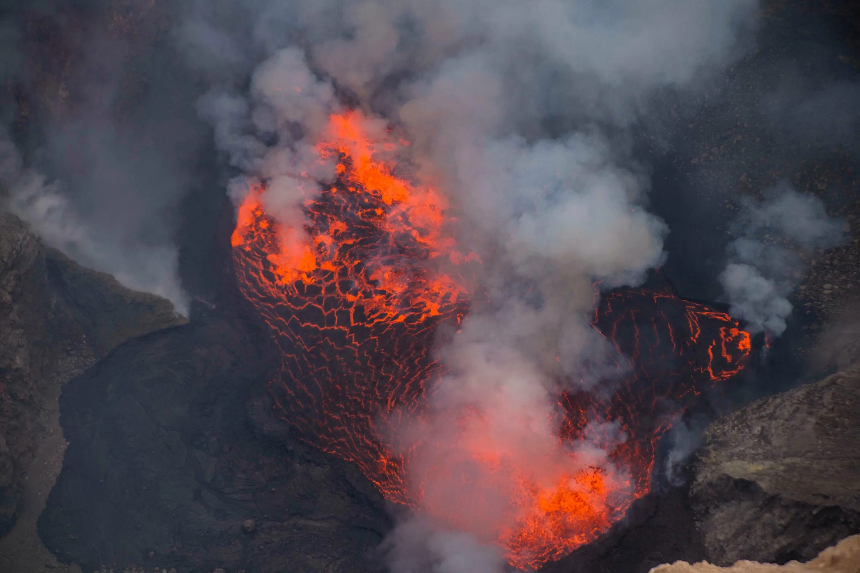 Опасен ли вулкан. Вулканы лава вулканический пепел. Вулканический пепел лава кратер. Извержение ЛАВЫ. Вулкан пожар.