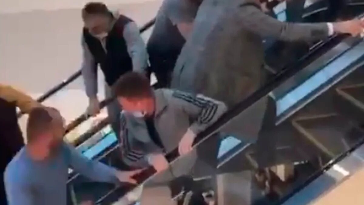 Скрипучий эскалатор не оставляя надежды. Мальчика затянуло в эскалатор. девушку затянуло в эскалатор. эскалатор затянул мужика.