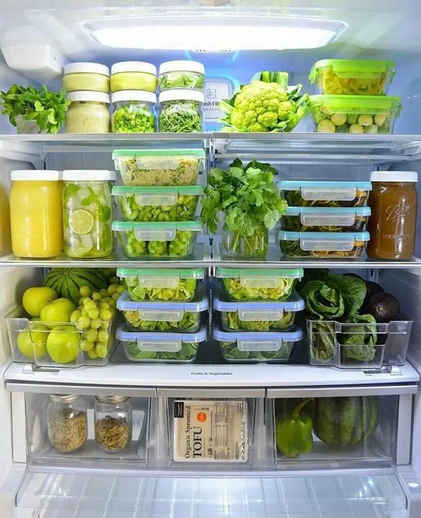 Какие полки в холодильнике. Хранение в холодильнике. Контейнер для продуктов. Контейнеры в холодильник для продуктов. Хранение продуктов в холодильнике.