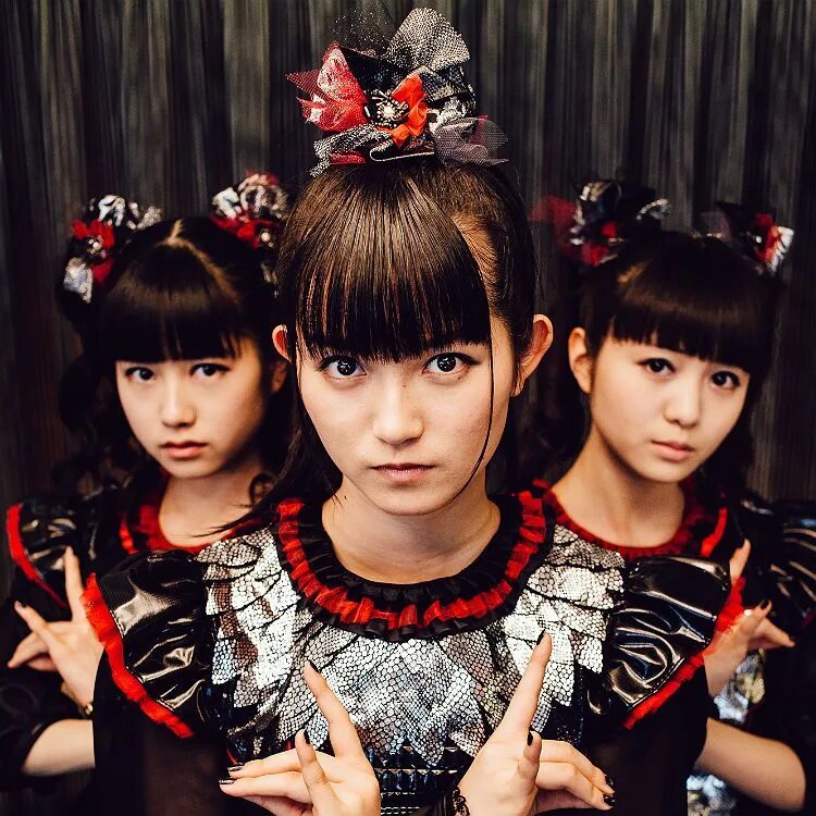 Японские метал группы. Группа BABYMETAL. BABYMETAL солистка. Группа BABYMETAL 2021. Японская группа BABYMETAL.