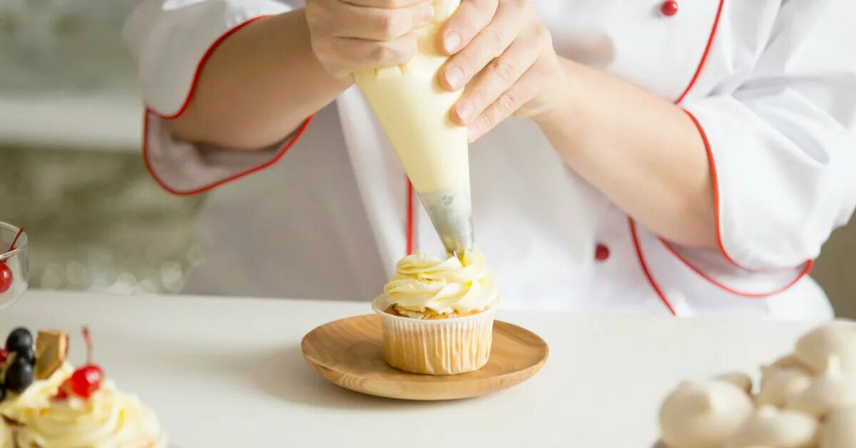 Женщина кондитер. Кондитер. Кондитер в ресторане. Домашний кондитер. Опытный кондитер может выполнить.