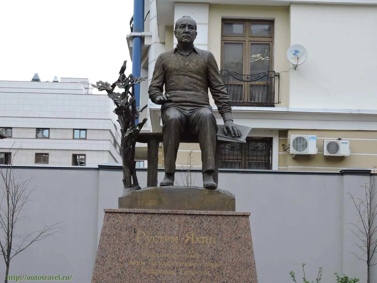 Памятник габдулле тукаю (казань, улица пушкина). Памятники писателям в казани. Улица пушкина памятник габдулла тукай. Памятник габдулле тукаю в казани. Памятник тукая в кырлае.