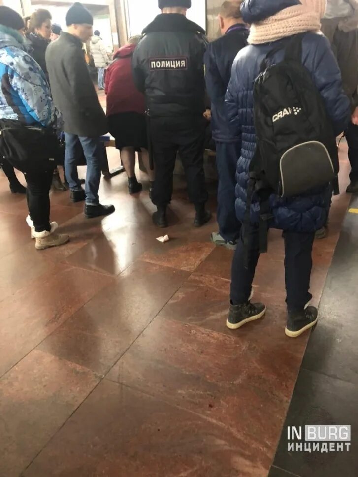 Станция метро. Человек упал на рельсы в метро. Мужчина упал на рельсы в метро. Парень упал в метро екатеринбург. Метро фото.