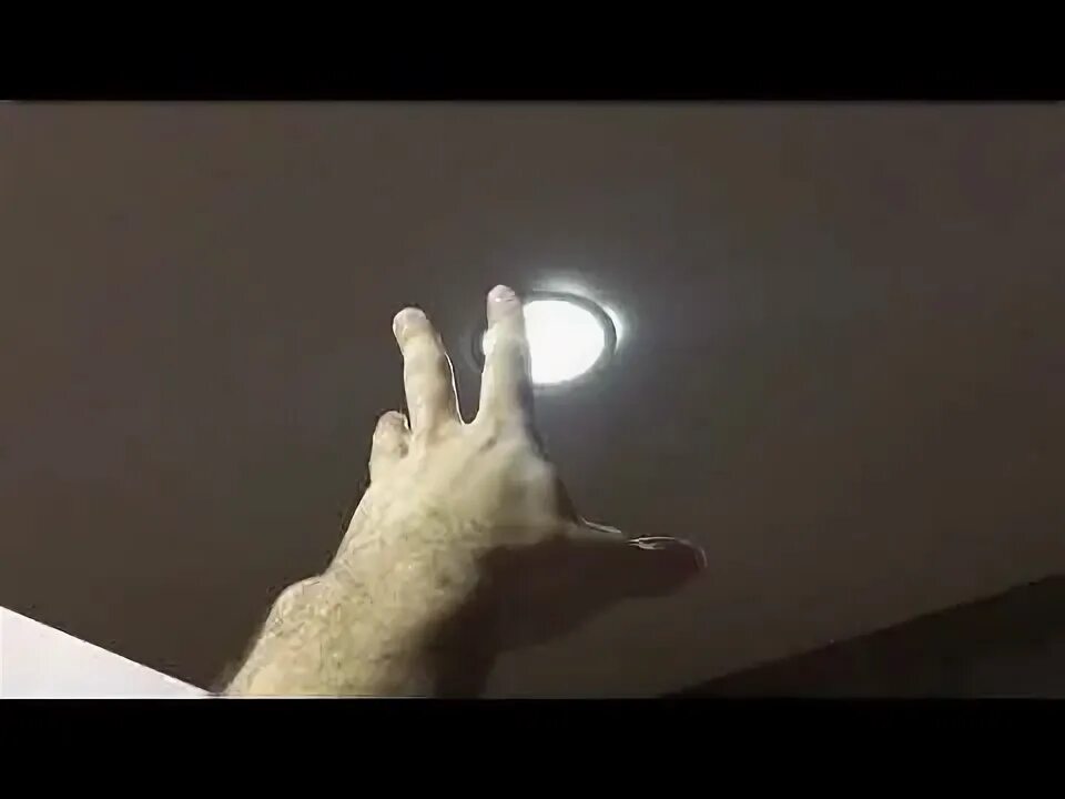 Кольца для натяжного потолка под светильники. Почему мигают светодиодные лампы. Соединение проводов для точечных светильников. Временная лампочка при ремонте. Демонтаж точечных светильников в натяжной потолок.