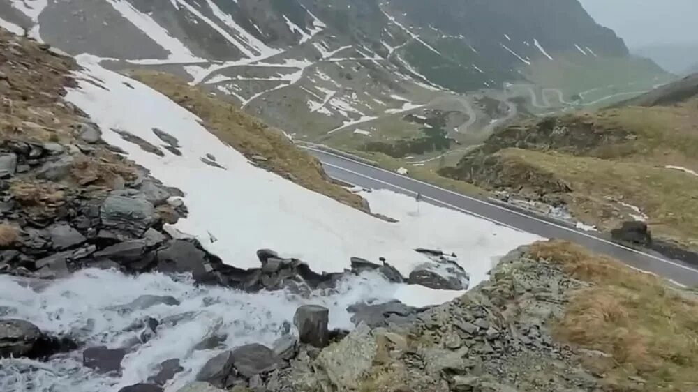 Завал на дороге 13 букв. Завал в горах. горы грязного снега. пересеки снежную гору. особенности снежного покрова в горах.