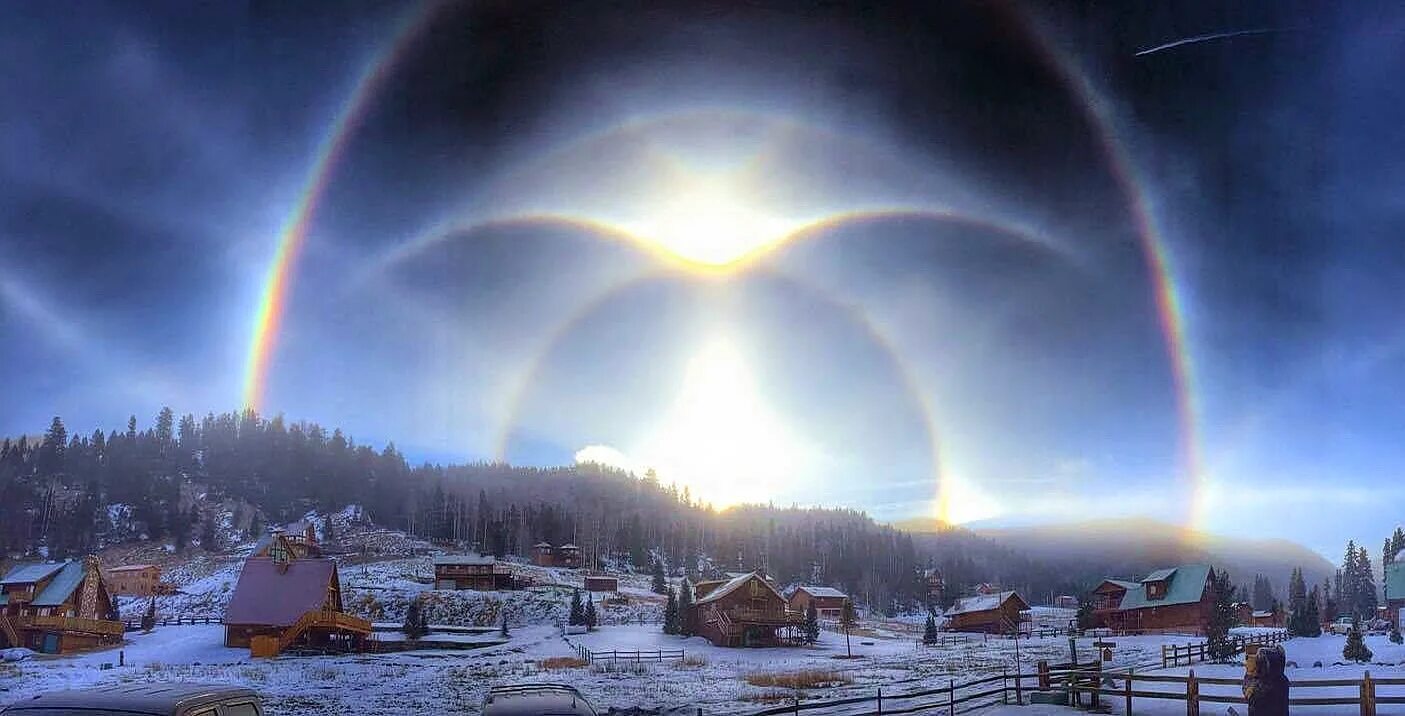 Летнее явление в зимнюю ночь. Три солнца на небе. гало фото природное явление. свет (природное явление). световые явления в атмосфере.