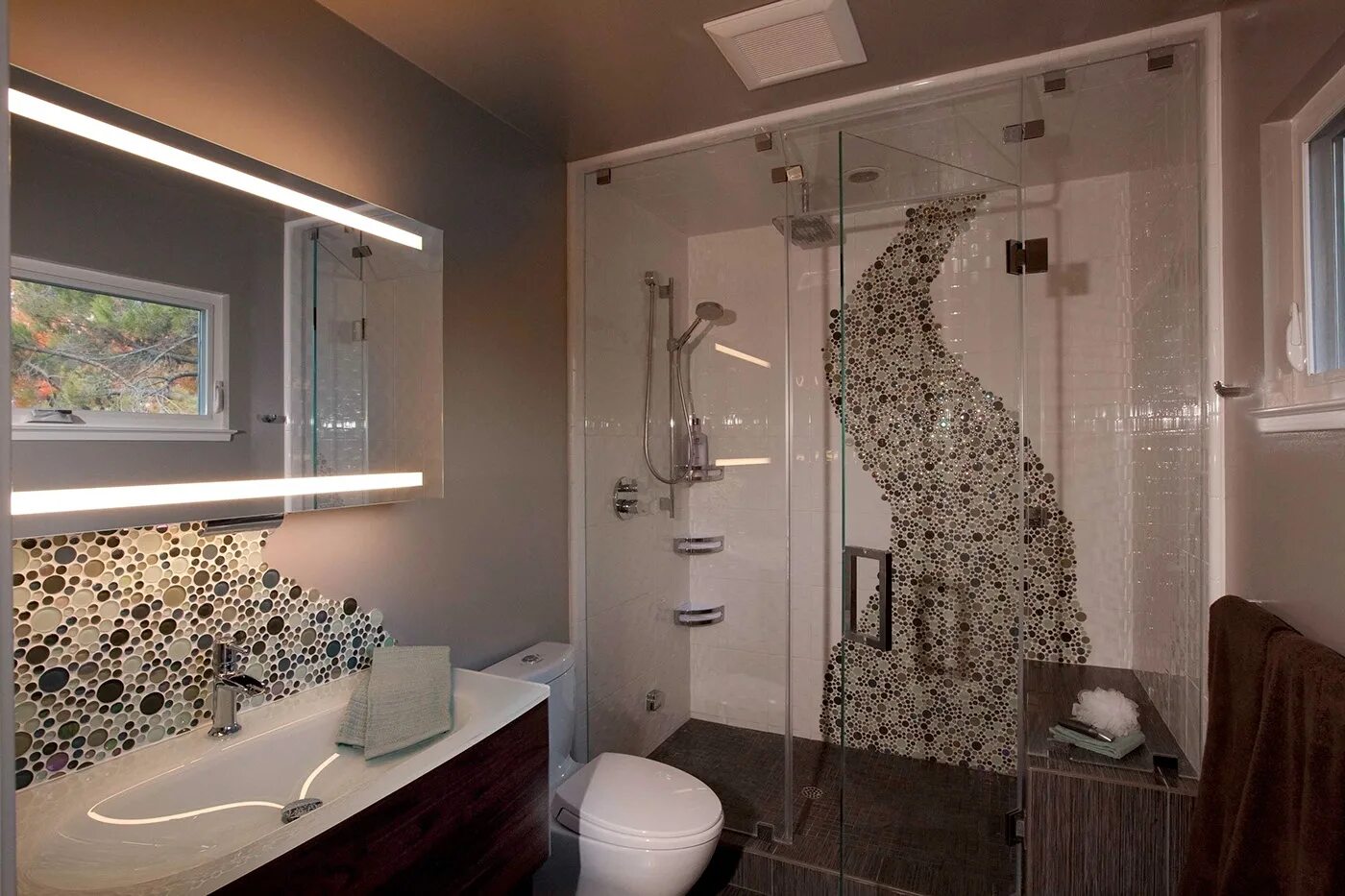 Ванна мозаикой фото. Ванная с зеркальной мозаикой. Зеракальная мозайка в ванной. Зеркальная мозаика в ванной комнате. Мозаика в интерьере ванной комнаты.
