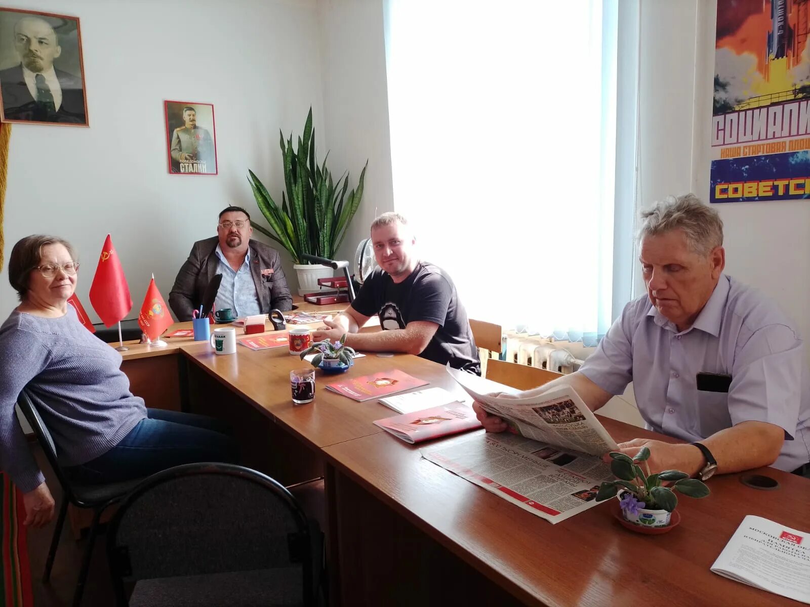 Фон для выборов. Выборы губернатора мо 2023. Кпрф выборы наблюдатели. Красные директора. Рекламные листовки кпрф.