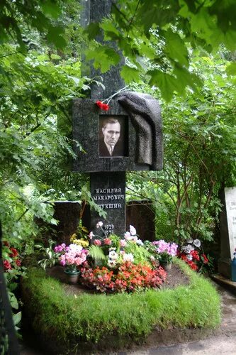 Могила шукшина на новодевичьем кладбище. Новодевичье кладбище шукшин. Новодевичье кладбище шукшин. Памятник шукшину в москве на новодевичьем кладбище. Шукшин новодевичье кладбище.