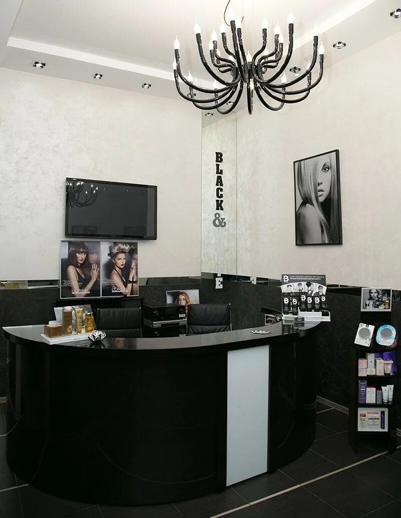 Голова white салон красоты новосибирск. Дизайн салона. Салон в черно белом стиле. Черно белый интерьер салона. White fox салон красоты.