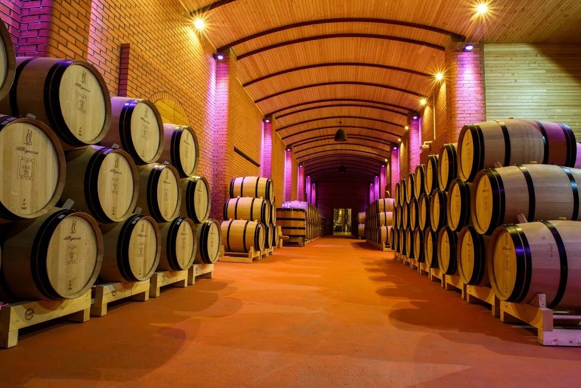 Bottling wine. Винный завод в тамани. Розлив вина по бутылкам. Винодельни грузии кахетия. Ооо прохлада вино.
