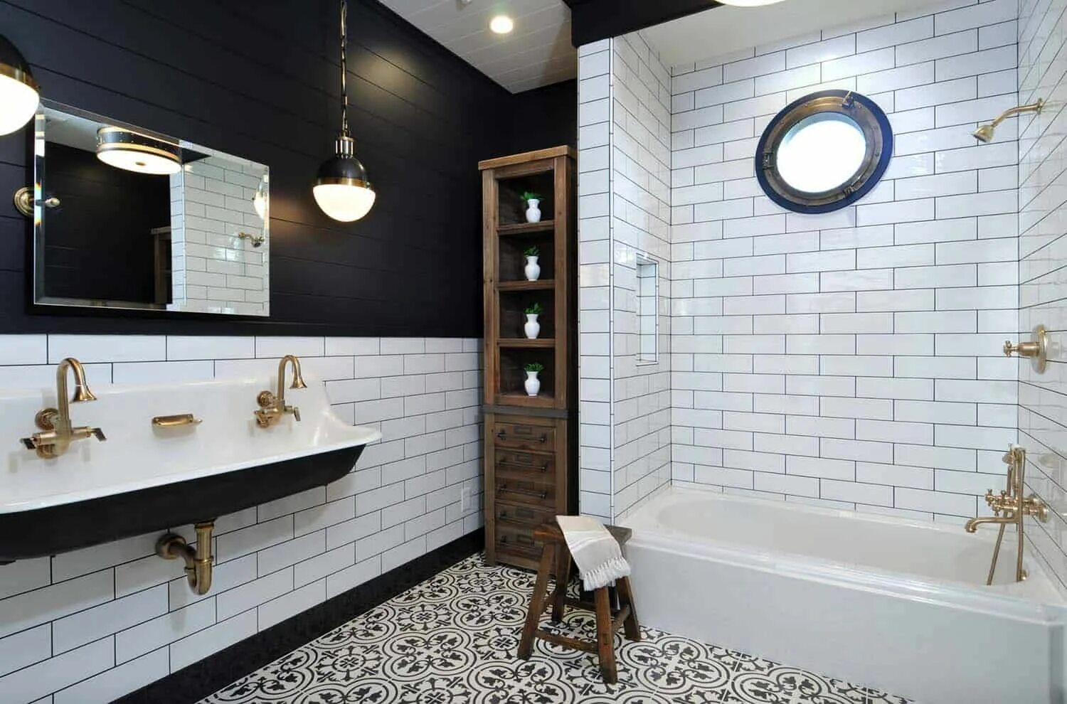 Ванна под кирпич фото Stylistens charmerende villa med moderne løsninger Brick bathroom, Bathroom insp