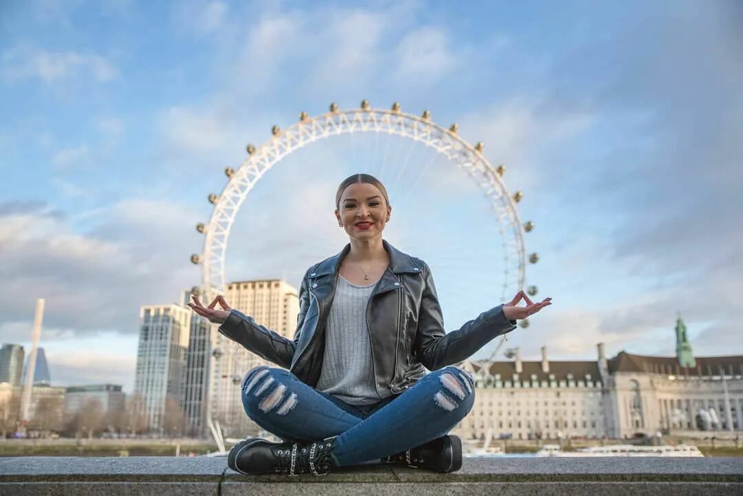 Лондонский глаз с людьми. Фото людей на фоне London Eye. Фото с одним человеком на фоне London Eye. Твой Инстаграм на фоне Лондона.