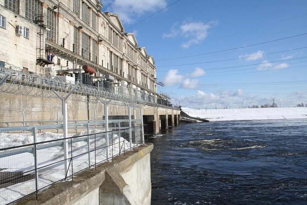 Русгидро уровень воды в рыбинском водохранилище. ГЭС Рыбинск. Рыбинское водохранилище ГЭС. Рыбинская ГЭС Рыбинск. Дамба шлюз Рыбинск.