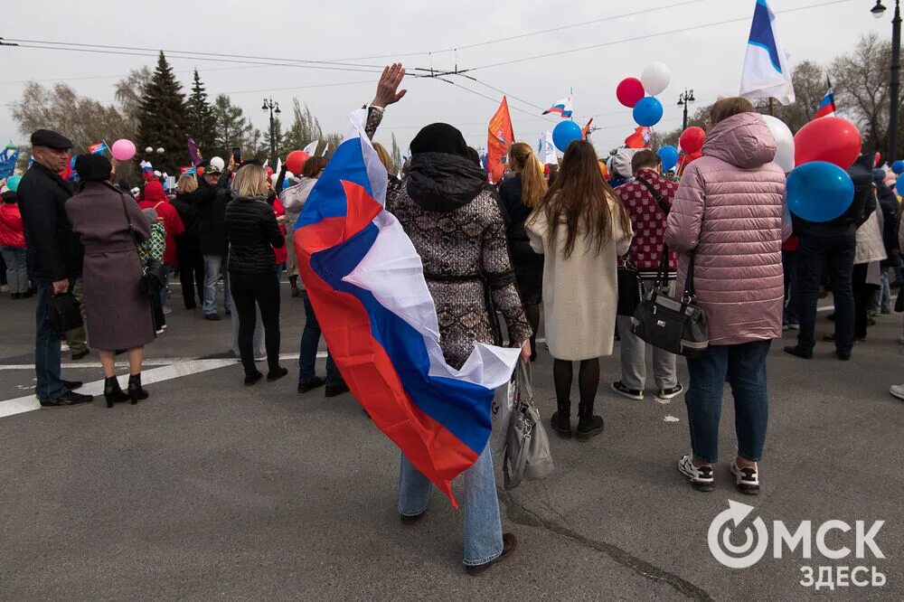 Шествие в праздник весны и труда в Омске. Шествие 1 мая Омск. К Дню флага шествие. 1962 Омск Первомай.