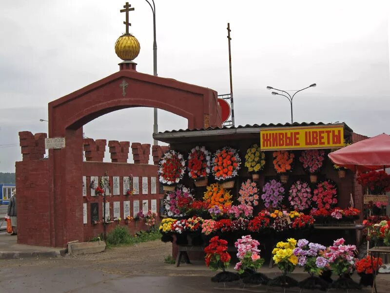 Пыхтинское кладбище москва. Храм на пыхтинском кладбище. Знаменитости на пыхтинском кладбище. Кладбище пыхтино. Пыхтинское кладбище москвы.