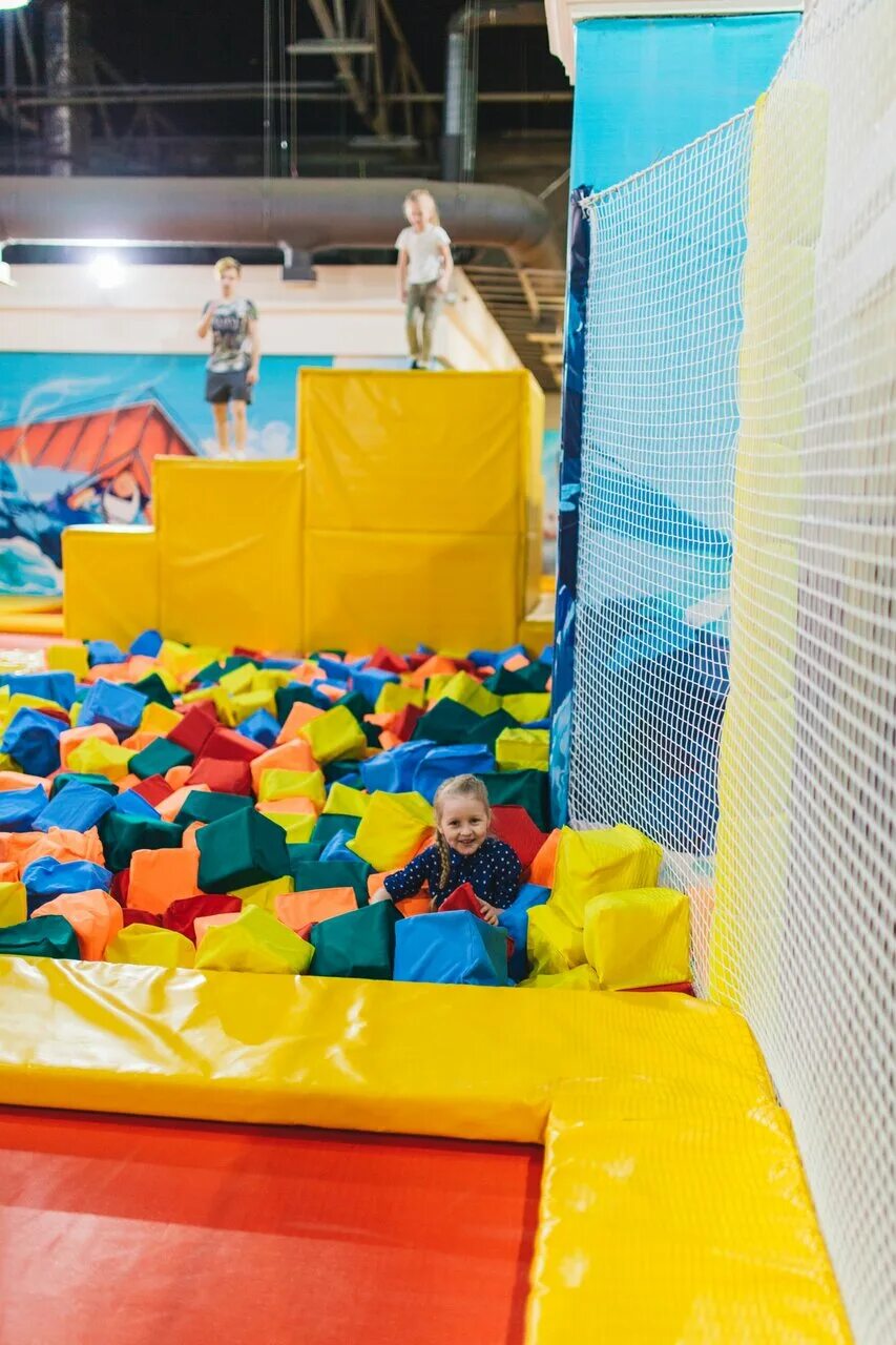 Филион батутный центр. Батутный центр космопарк коломна. Девушка на батуте. Космопорт самара батуты. Батутный парк пенза.