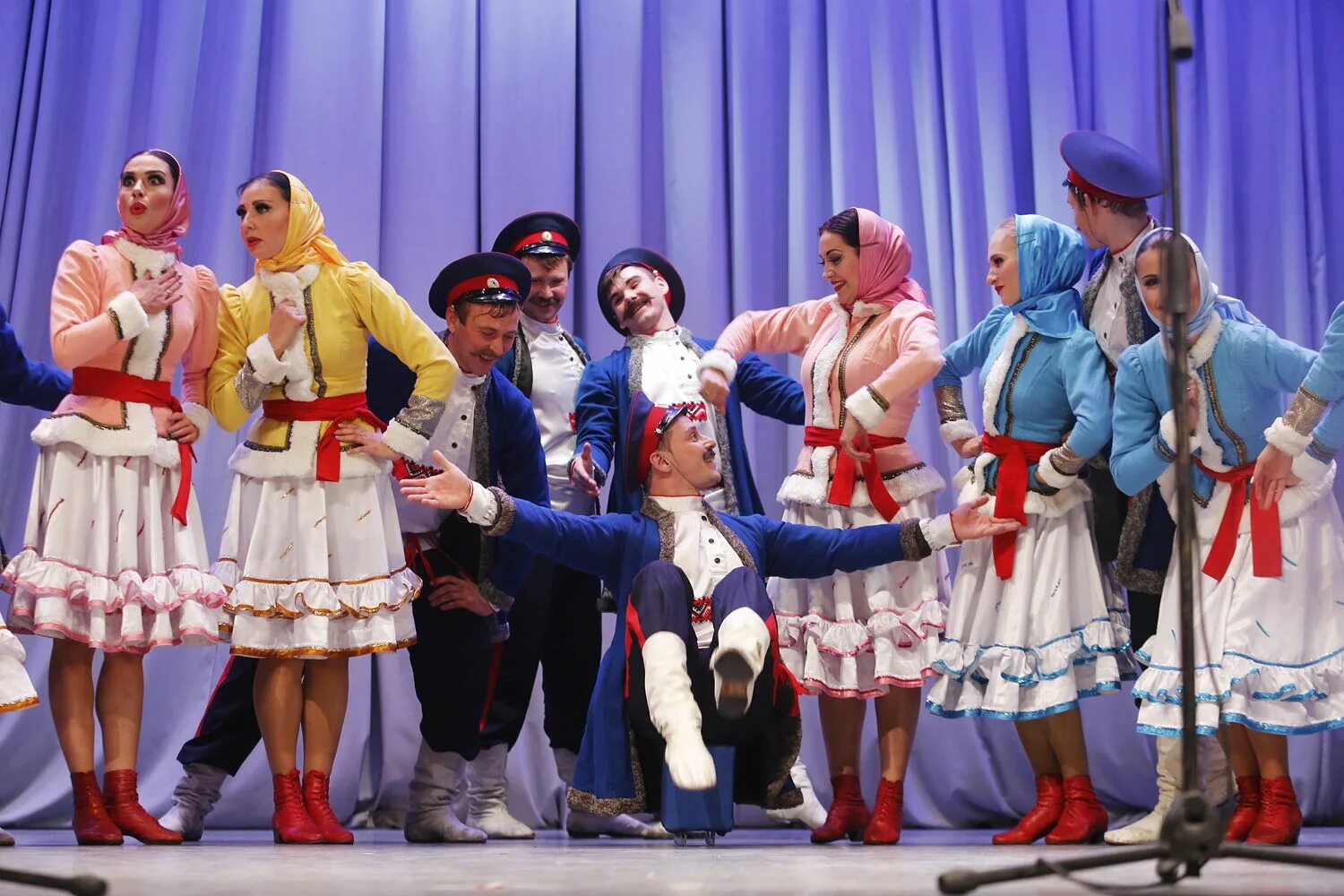 Ростовская филармония ансамбль ростовских казаков им квасова. Ансамбль песни и пляски квасова. Ансамбль донских казаков им анатолия квасова. Ансамбль песни и пляски квасова. Ансамбль песни и пляски донских казаков им.