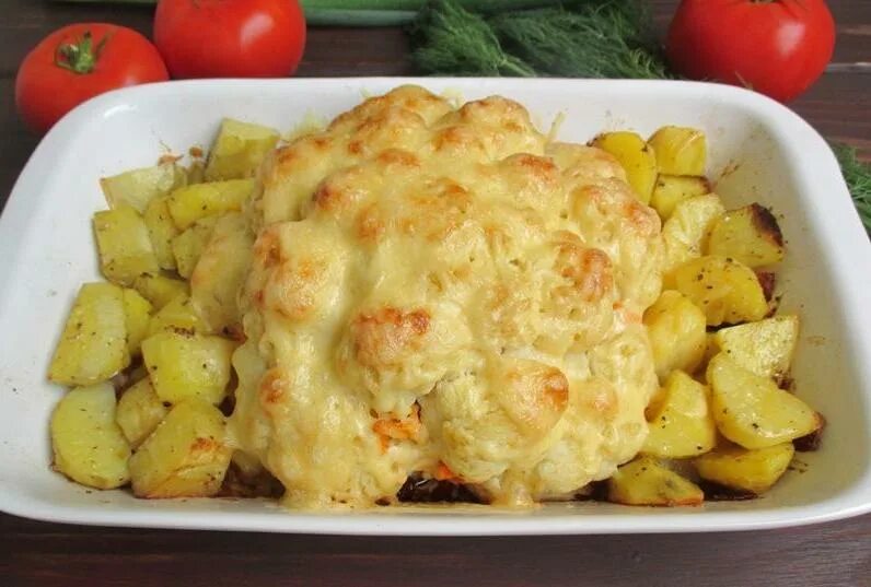 Запеченная картофель капуста. Цветная капуста с картошкой в духовке. запечь цветную капусту с картошкой. цветная капуста с картофелем запеченная в духовке. запеченный картофель с цветной капустой.