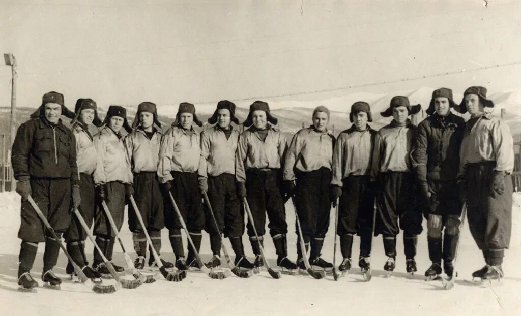 Первая хоккейная команда. Первая хоккейная команда в России 1946. Первая хоккейная команда Канады 1904. История хоккея. Старый хоккей с мячом.