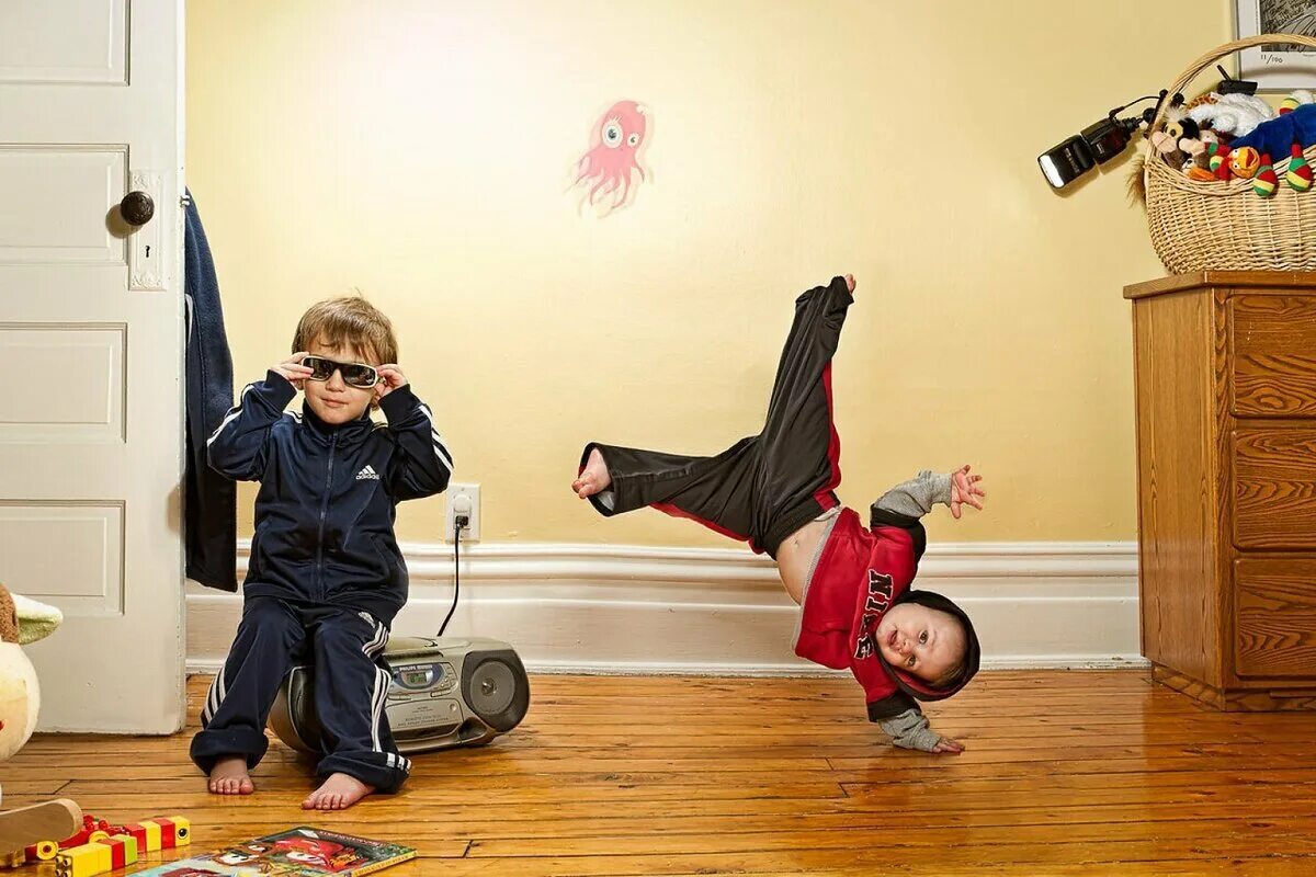 Дети танцуют дома. Мама танцует с ребенком. Папа с дочкой танцуют. Мама и малыш занятия. Смешные маленькие балерины.