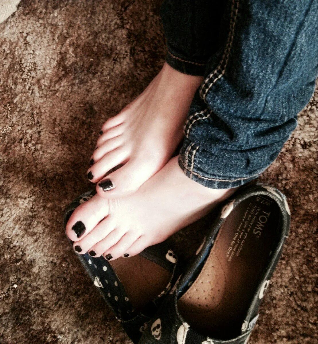 Мужские ступни в носках. Лизание женских ног в колготках. Девушка нюхает ноги в носках. Девушки заставили нюхать ноги. Потные женские носки.