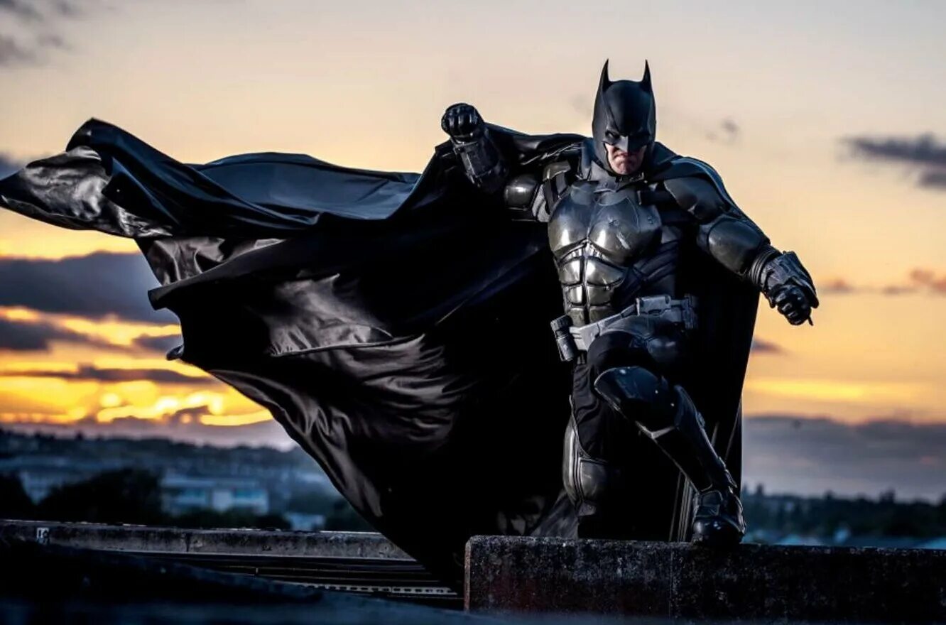 Batman. Джулиан Чекли костюм Бэтмена. Бэтмен черный рыцарь. Julian Checkley Cosplay Batman. Бетмен тёмный рыцарь костюм.