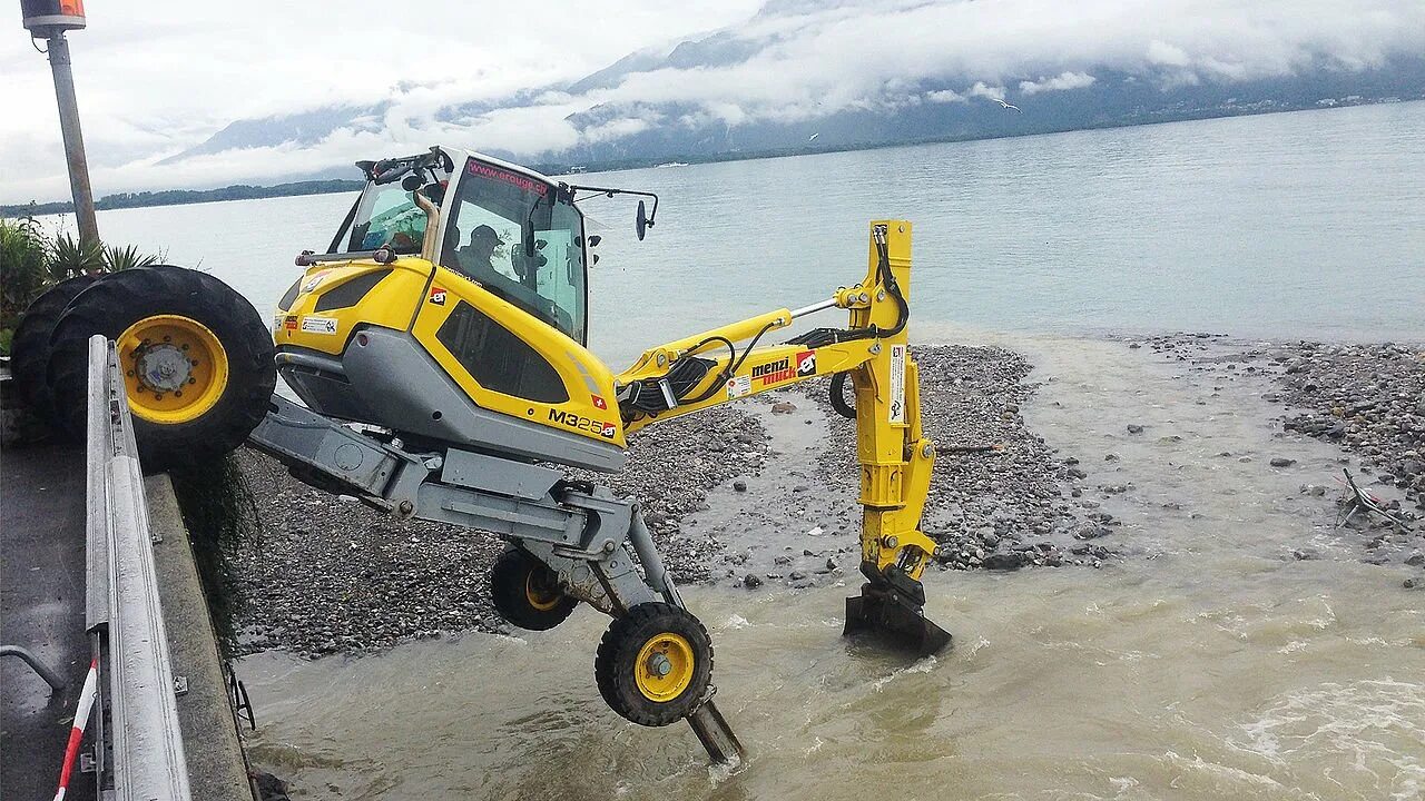 Шагающие колесо. Шагающий экскаватор Menzi Muck m545. Menzi Muck экскаваторы. Строительная техника Menzi Muck. Menzi Muck Excavator.