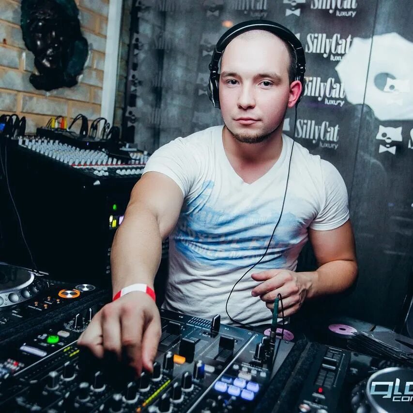 Ю. Dj list дискография. Featured dj. Ю. Днб диджеи.