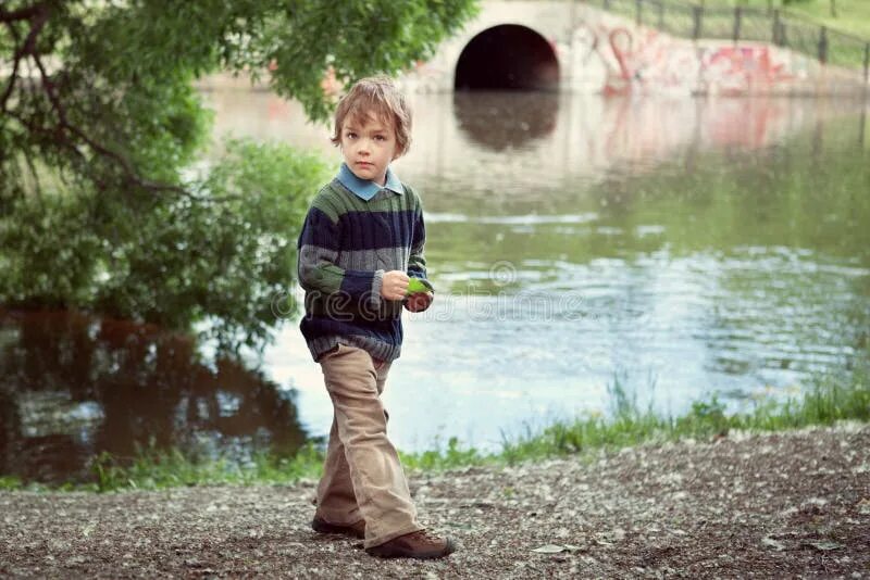 Фото вертикально для мальчиков. Boy standing back. У мальчишки стоит. Фотография ребенка мальчика стоя. Где стоят мальчики.
