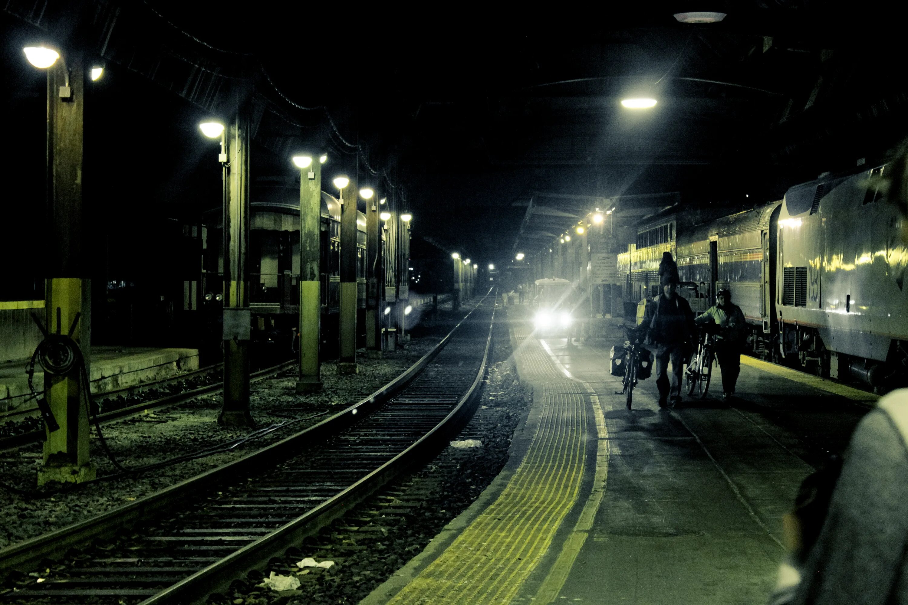 Ночной вокзал. Железная дорога ночью. Ночной поезд. ЖД вокзал ночью.