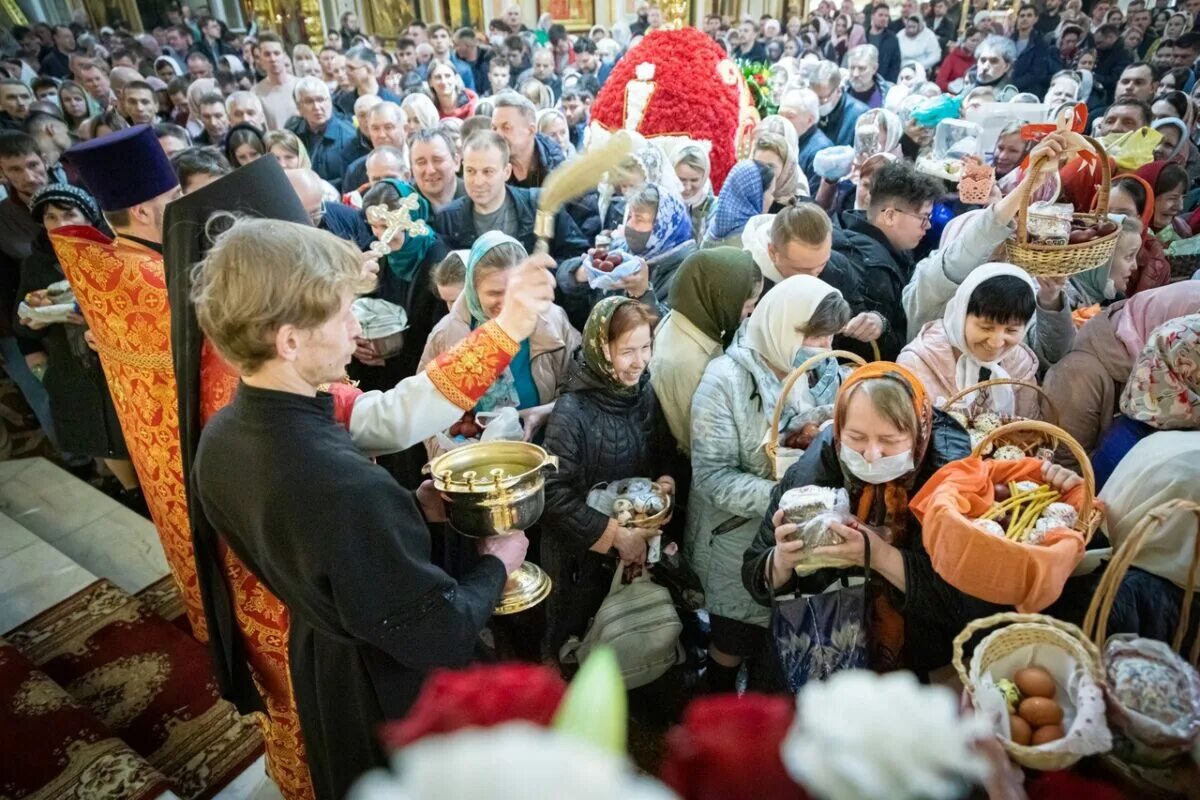 Во сколько начинается пасхальная служба в субботу. Освящение куличей на пасху. пасхальная ночь. великая суббота освящение куличей. освящение куличей в церкви.