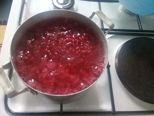 Варить кисель замороженных. Кипящий кисель. кисель из клюквы. кисель в кастрюле. ягодный кисель домашний.