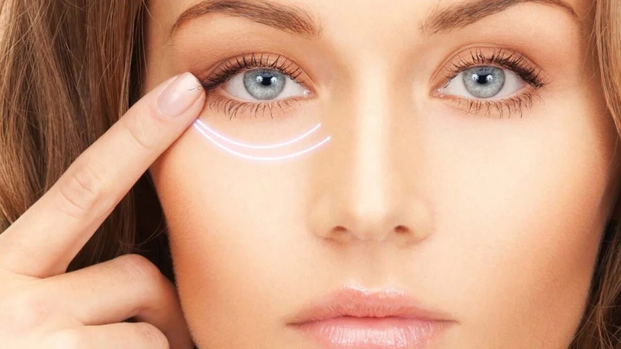 Мешки под глазами эстетика. Убрать мешки под глазами быстро. Девушка с прозрачными патчами. Круги под глазами приложение. Консилер для глаз до и после.