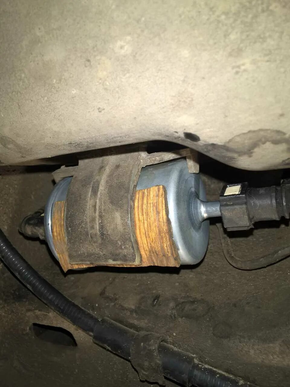 Лада калина топливный фильтр ст342. Как поменять фильтр на калине универсал. Фильтр бензиновый лада калина 2 универсал. Фильтр салона калина 1 универсал. Топливный фильтр калина 1 2005г.