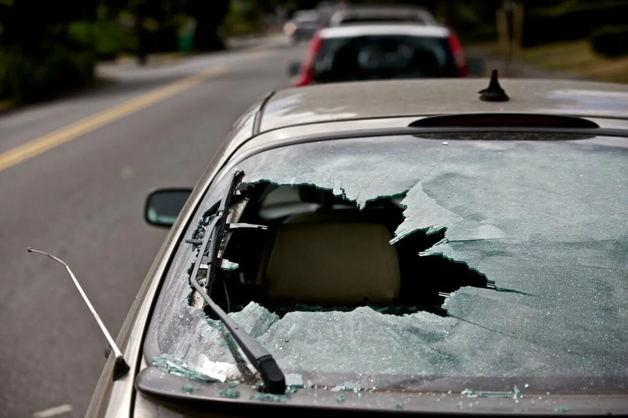 Снять разбитое. Разбивает стекло авто. Машина с разбитым стеклом. Разбитые стекла в машине. Повреждение автомобиля.