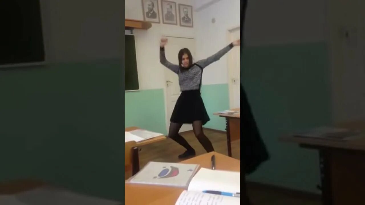Ролики одноклассниц. Девочка танцует в классе. Девушка танцует в школе в классе. Учительница танцует.